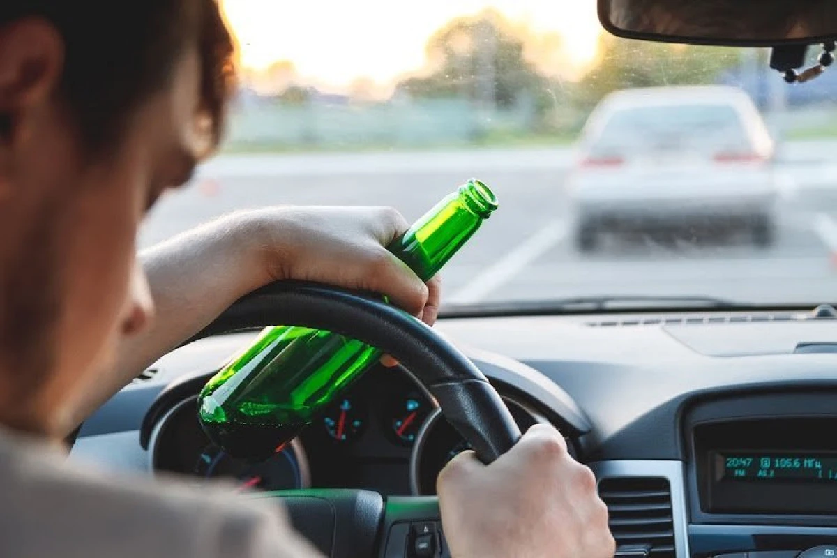 Polițiștii au prins șoferul „trei în unu“: Beat, fără permis și cu mașina neînmatriculată