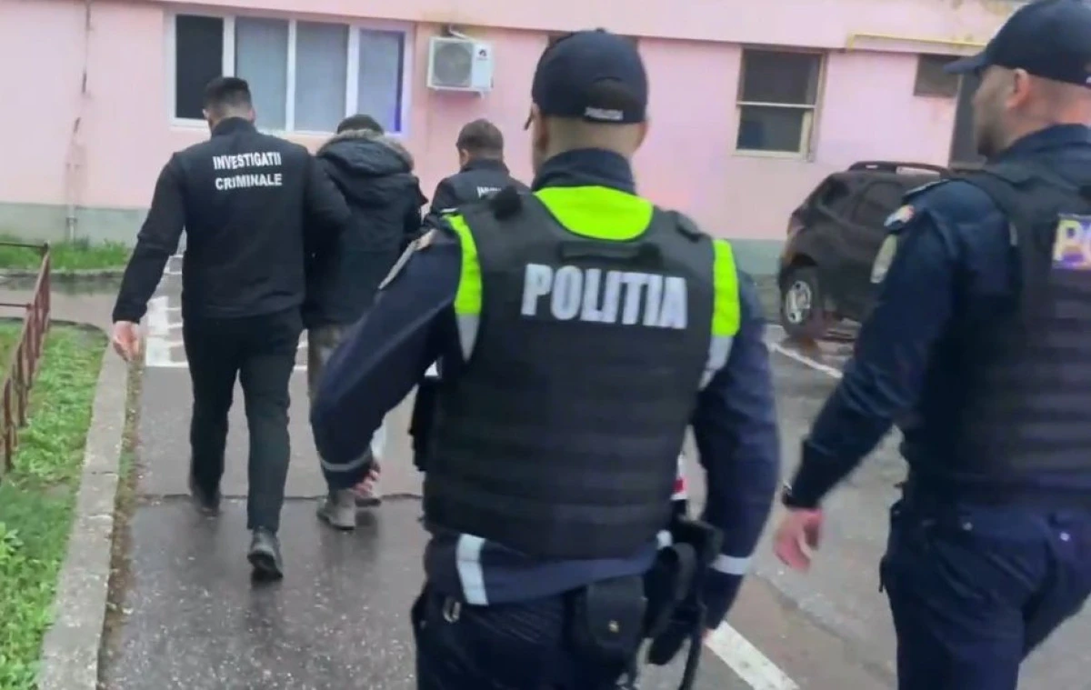 Polițiștii au reținut un suspect, în cazul zecilor de mașini cu anvelope tăiate, de pe strada Miron Costin