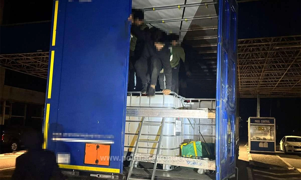 Poliţiştii de frontieră arădeni au depistat 29 de refugiați, ascunşi în două automarfare