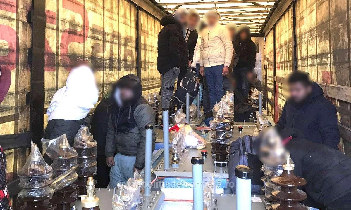 Poliţiştii de frontieră arădeni au depistat 84 de refugiați, ascunşi în două TIR-uri, la Nădlac II