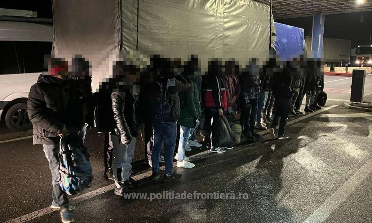 Poliţiştii de frontieră arădeni au depistat 93 de cetăţeni străini, ascunşi în două mijloace de transport