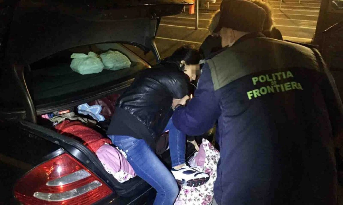 POLIȚIȘTII DE FRONTIERĂ AU GĂSIT O TÂNĂRĂ ASCUNSĂ ÎN PORTBAGAJUL UNUI MERCEDES