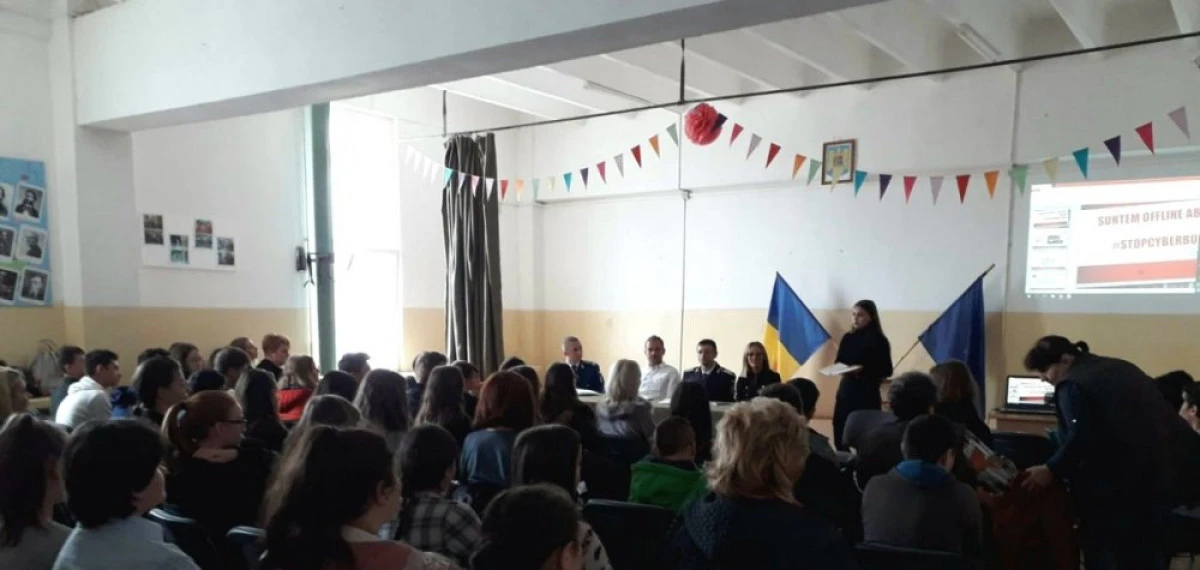 Polițiștii de prevenire, alături de elevi în cadrul proiectului „SUNTEM OFFLINE ABUZULUI ONLINE”.
