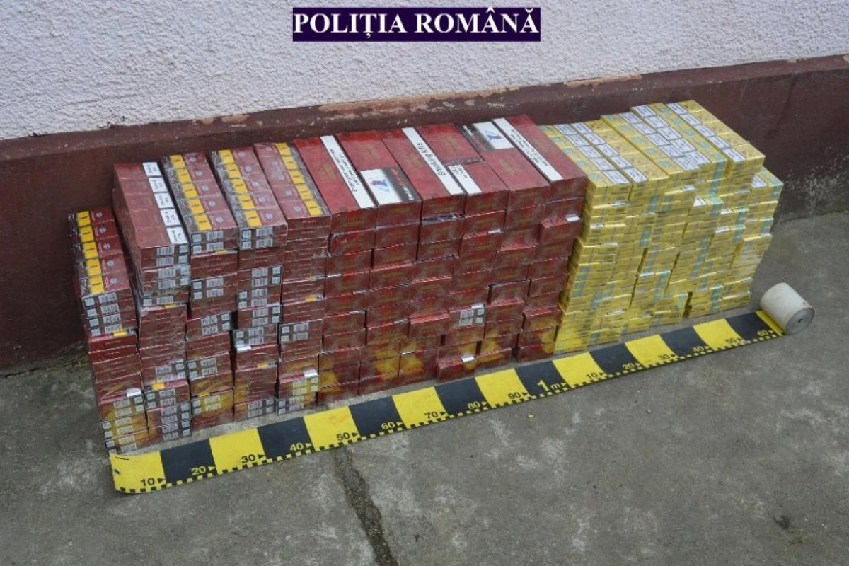Polițiștii din Craiva au depistat o camionetă plină cu țigări de contrabandă