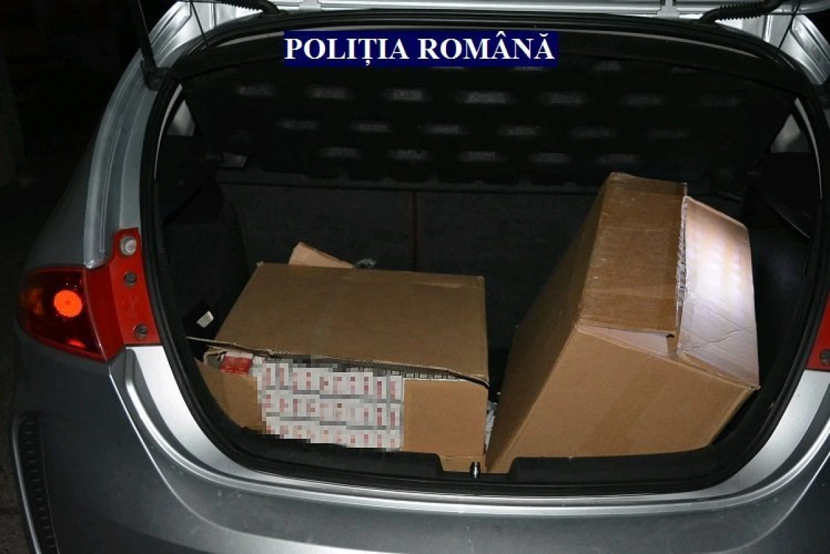 Polițiștii din Ineu au prins un contrabandist cu portbagajul plin de țigări netimbrate