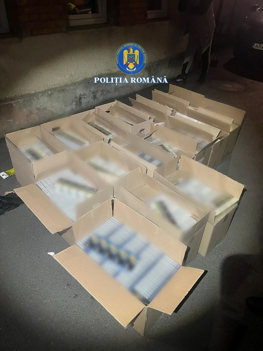 Polițiștii din Micălaca au reținut un contrabandist, după ce i-au găsit 17 baxuri de țigarete în mașină
