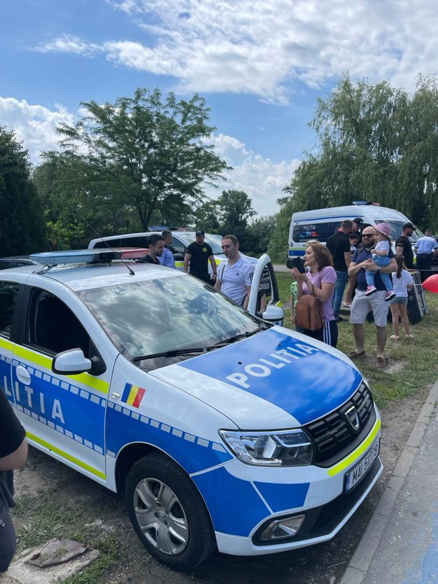 Polițiștii, în mijlocul copiilor