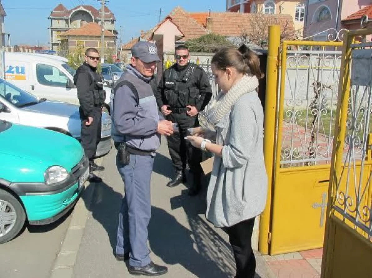 POLITISTII LOCALI AU DARUIT CADOURI DULCI FEMEILOR