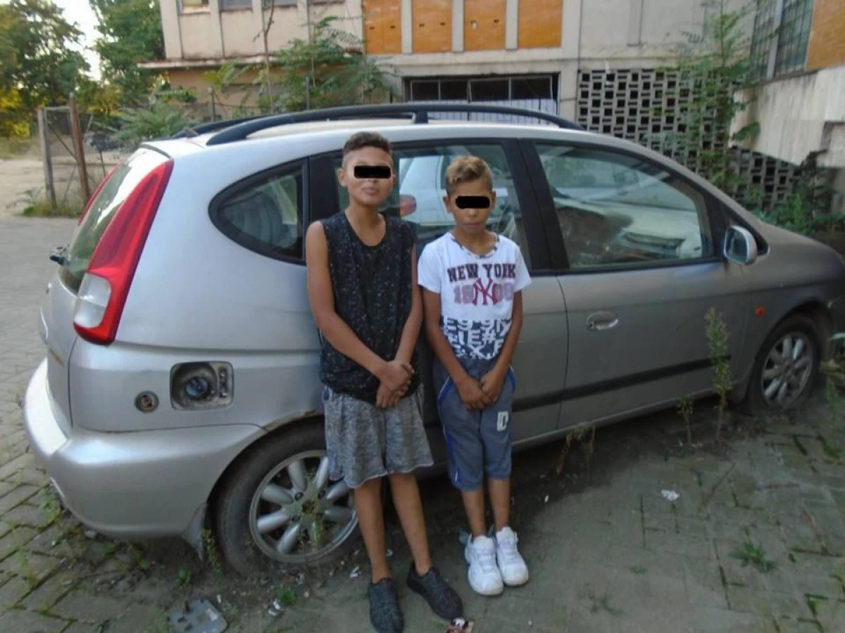 POLIȚIȘTII LOCALI AU GĂSIT DOI MINORI CARE DORMEAU ÎNTR-O MAȘINĂ ABANDONATĂ