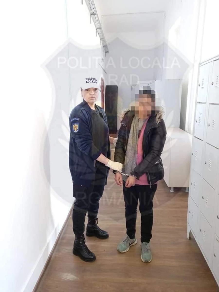 Polițiștii locali au prins o urmărită general, care se ascundea printre oamenii străzii