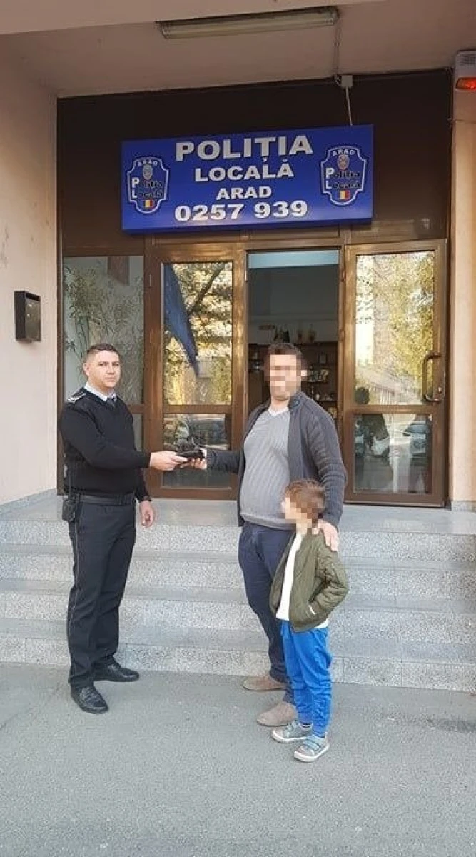 Poliţiştii locali i-au returnat unui arădean portmoneul pierdut