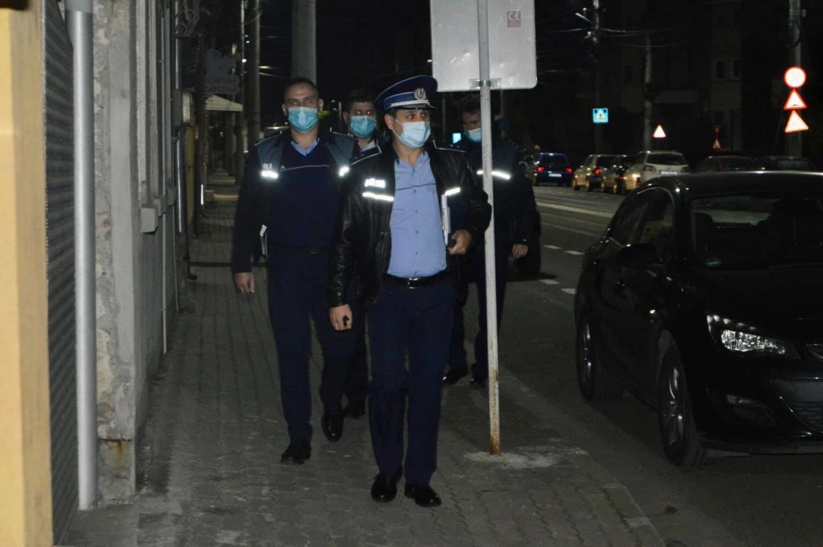 Polițiștii locali patrulează în zona blocurilor, după ora 22.00, pentru păstrarea liniștii publice