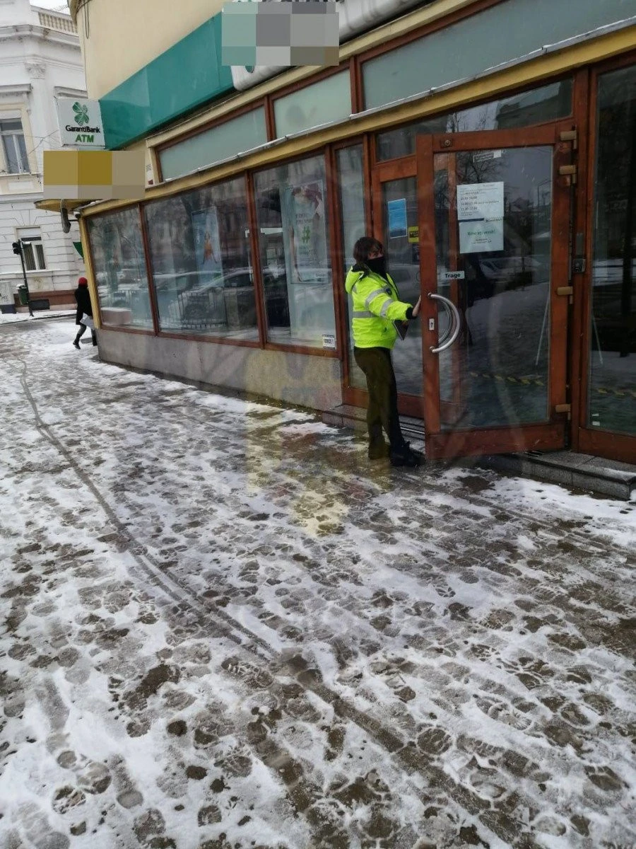 Polițiștii locali se iau la trântă cu cetățenii, dar nu văd străzile nedeszăpezite din administrarea primăriei