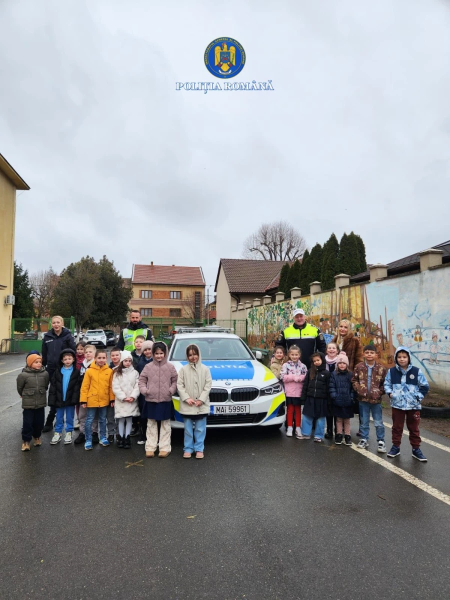 Polițiștii rutieri, lecție de siguranță pentru 100 de elevi de la Colegiul Național „Vasile Goldiș” din Arad