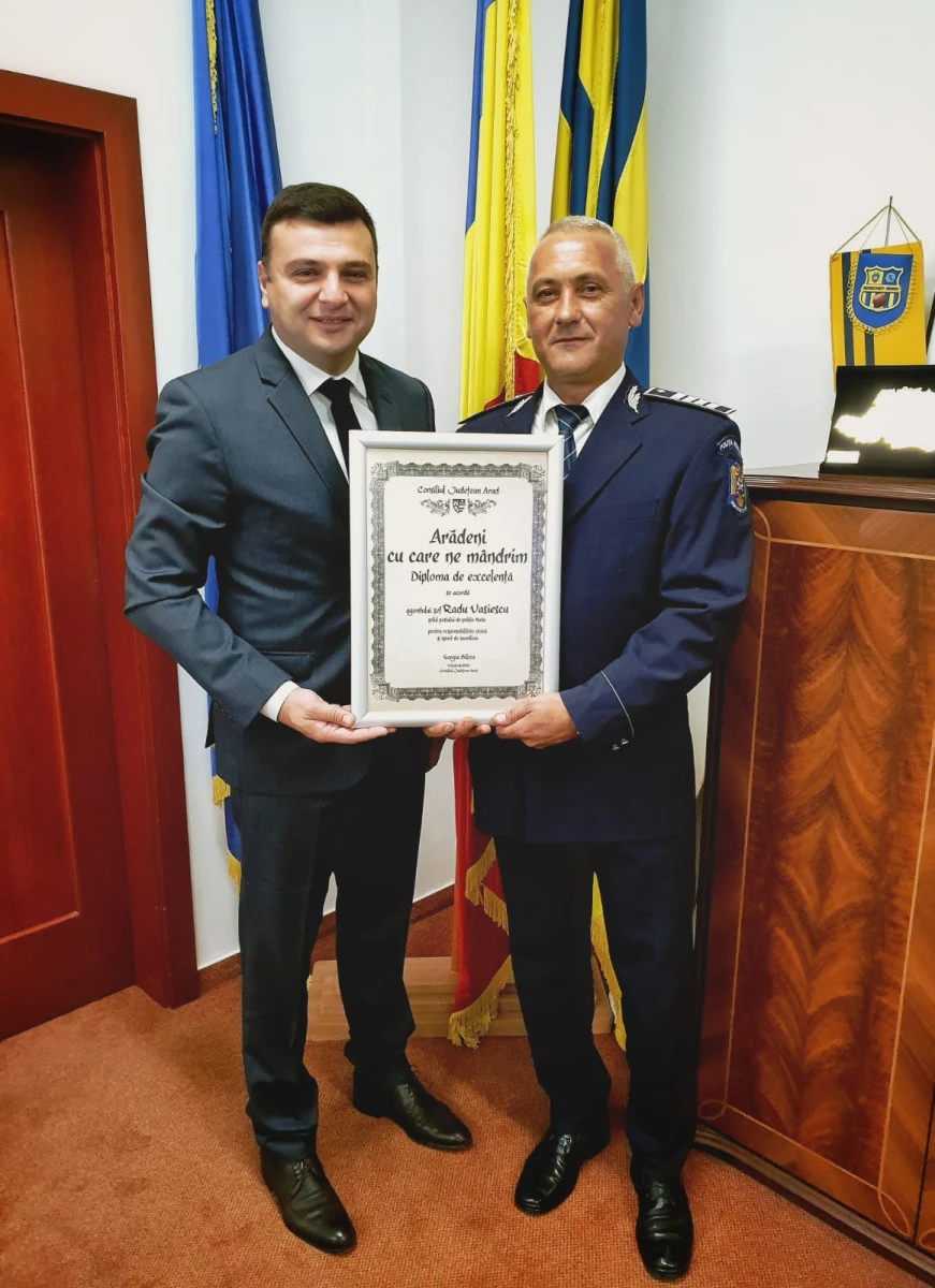 Poliţistul salvator Radu Vasiescu a primit diploma „Arădeni cu care ne mândrim”