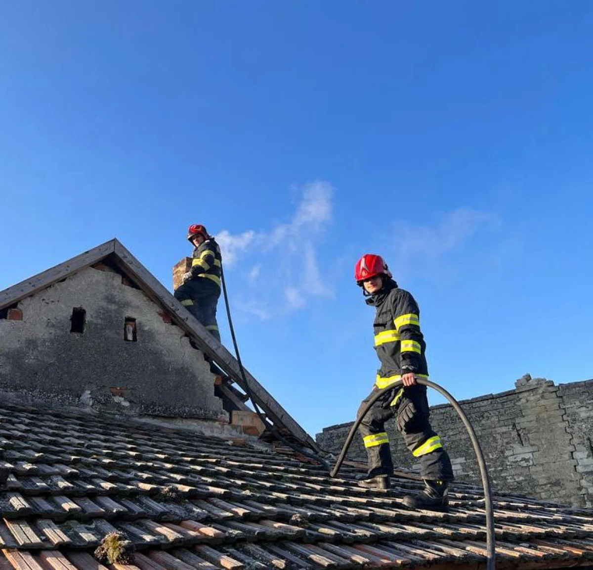 Pompierii arădeni au intervenit duminică la două incendii