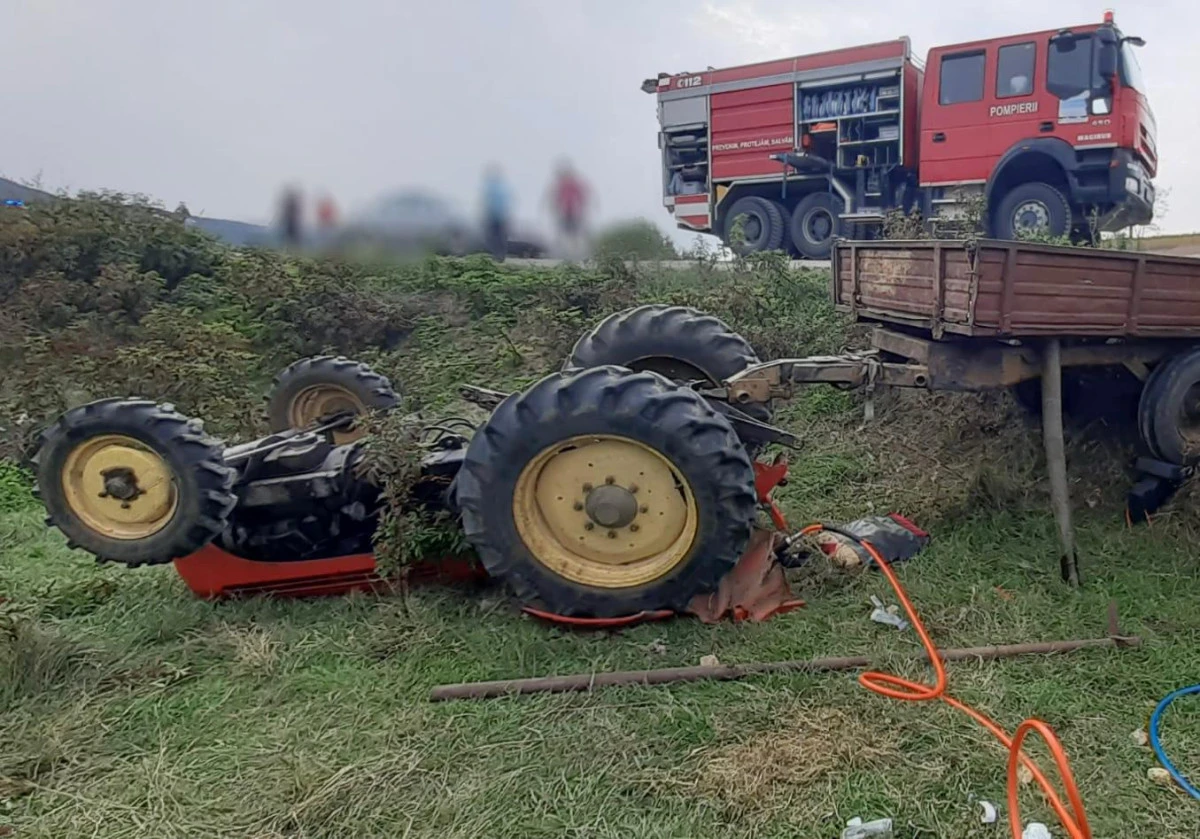Pompierii arădeni au salvat două persoane, care au rămas blocate sub un tractor