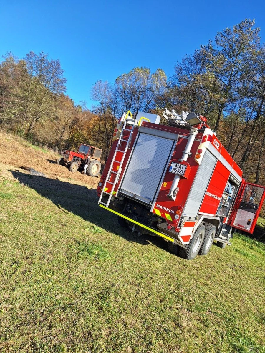 Pompierii arădeni au salvat un bărbat peste care s-a răsturnat un tractor
