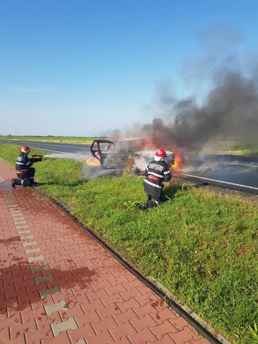 Pompierii arădeni au stins două incendii în această dimineață