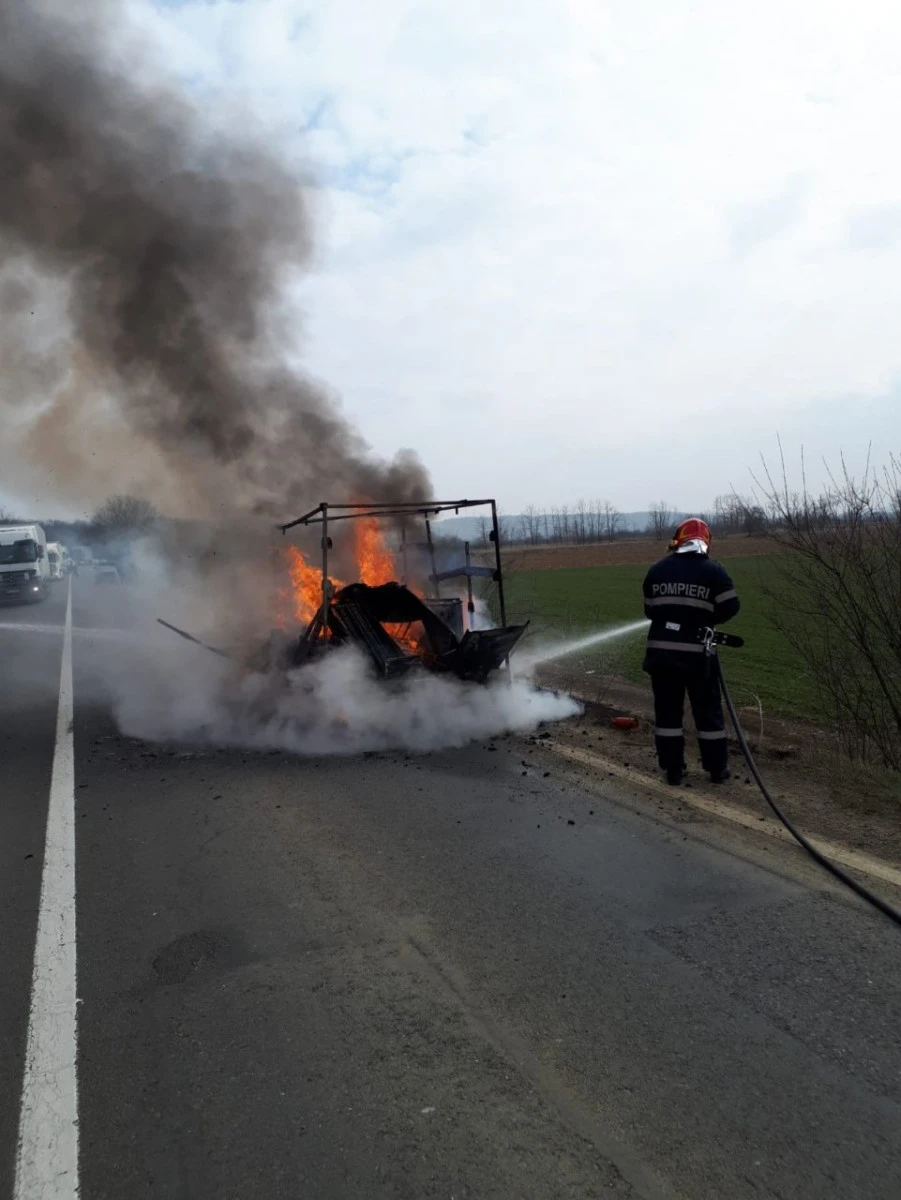 Pompierii au intervenit la două incendii. DN7 a fost blocat pe ambele sensuri