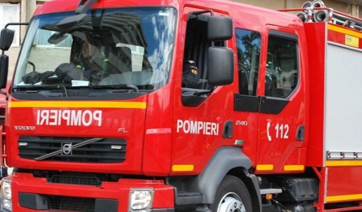 Pompierii au intervenit pentru a evacua apa dintr-o gospodărie de pe strada Andrei Mureșanu, după furtuna de miercuri seară