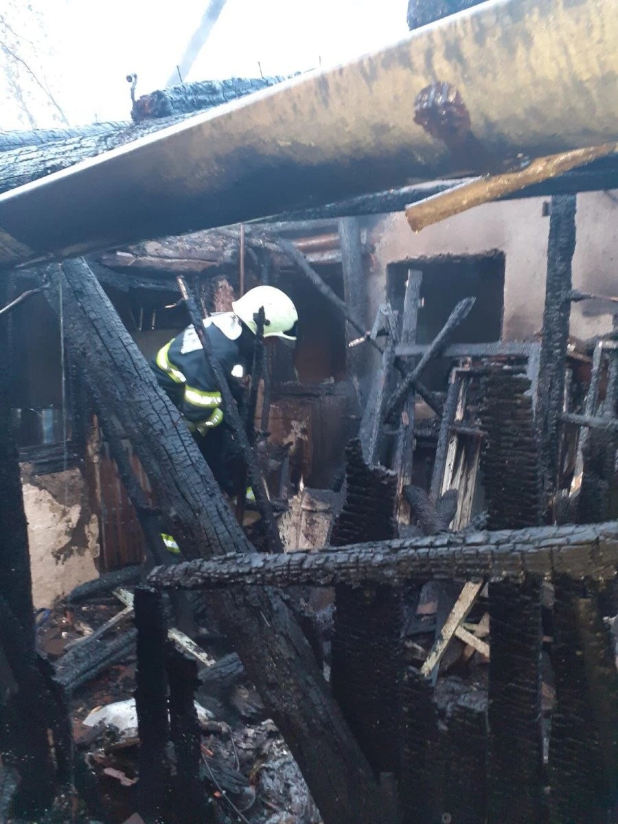 Pompierii din Ineu au intervenit astăzi la două incendii