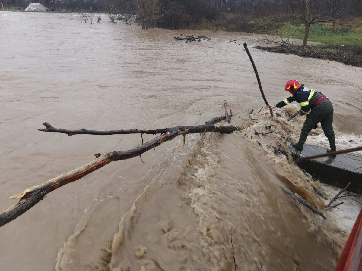 Pompierii intervin în județ, în urma inundațiilor