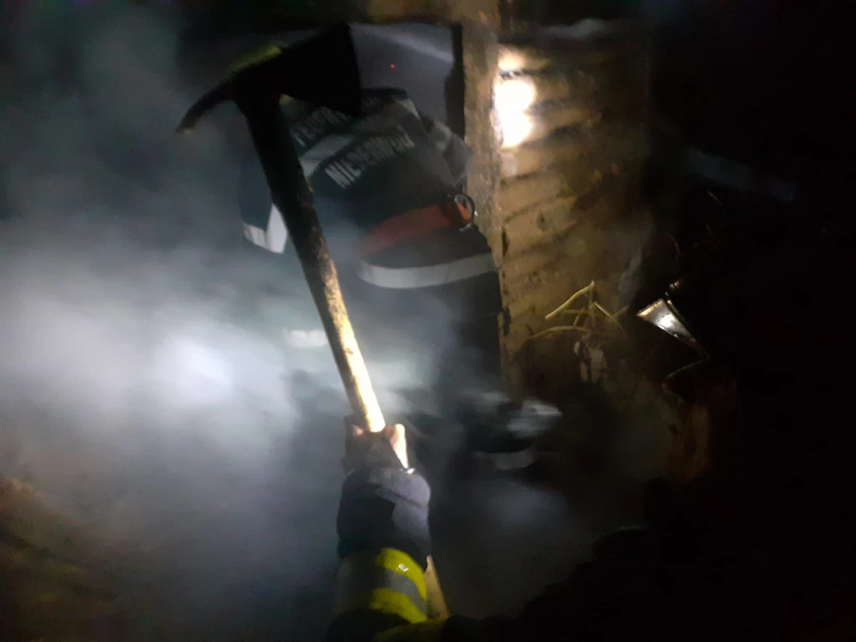 Pompierii nu s-au luptat doar cu flăcările în cazul casei incendiate de la Macea, ci și cu „proprietarul“