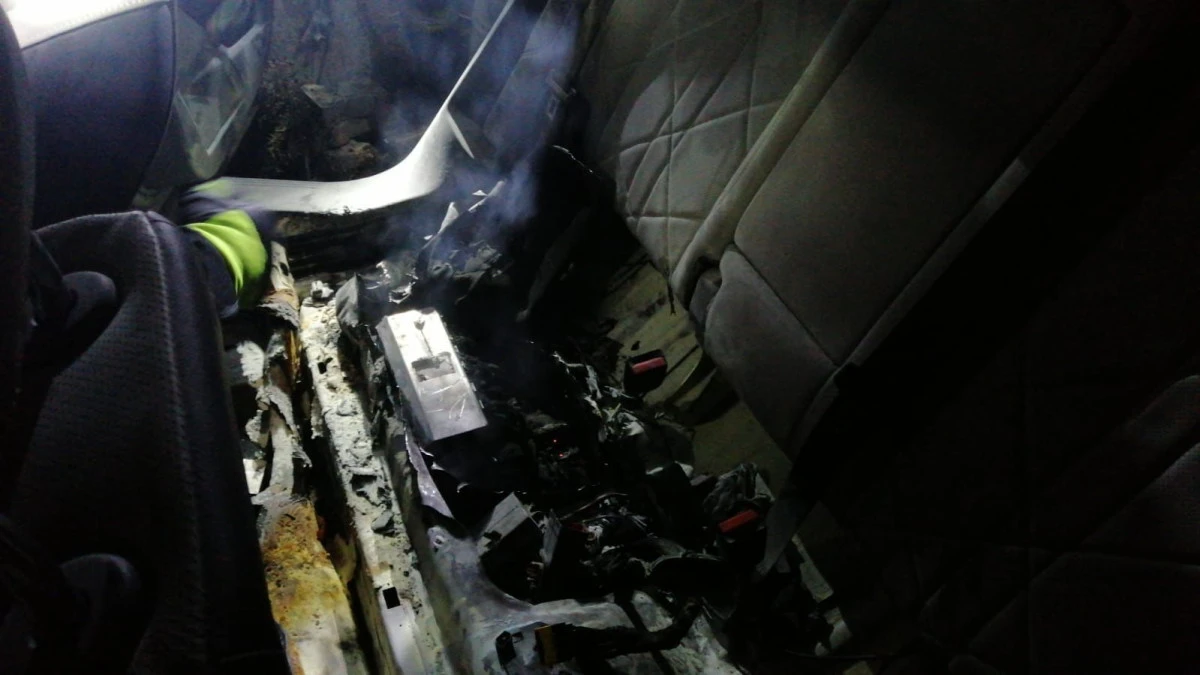 Pompierii s-au chinuit trei ore să stingă incendiul izbucnit la o mașină hibrid, la Vladimirescu