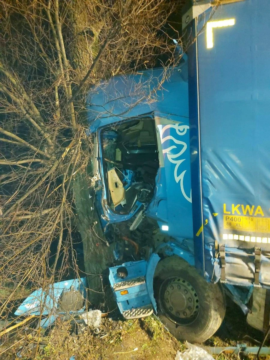 Pompierii s-au luptat zeci de minute pentru a salva viația unui șofer de TIR, în urma unui accident petrecut la Șimand
