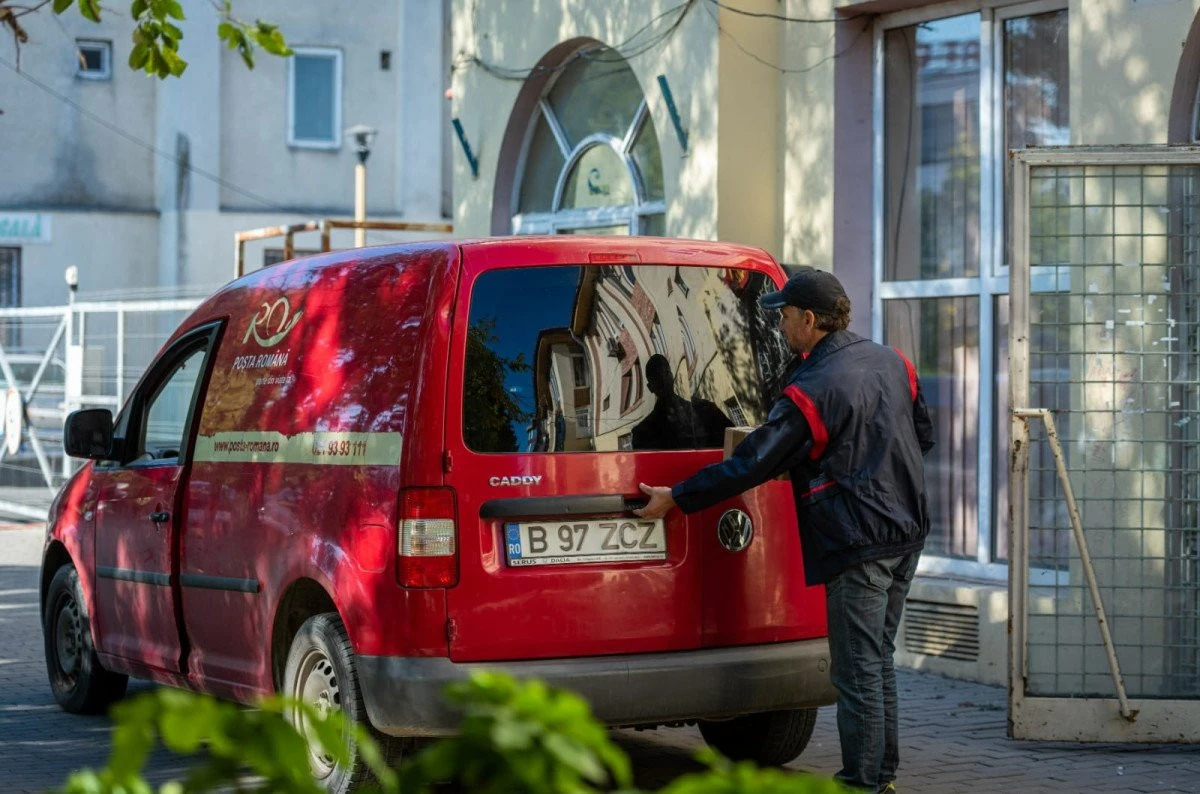 Poşta Română scoate la licitaţie cu strigare sute de maşini. Preţurile încep de la câteva mii de lei