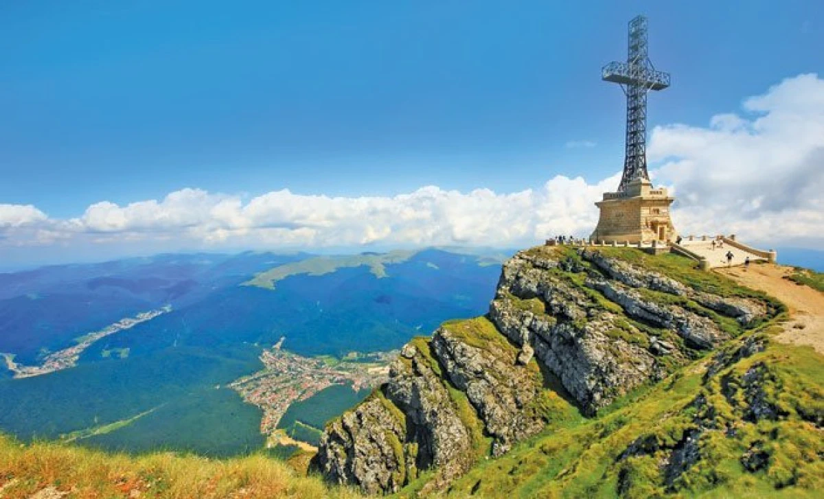 Povestea celei mai înalte cruci din lume amplasate pe un vârf montan