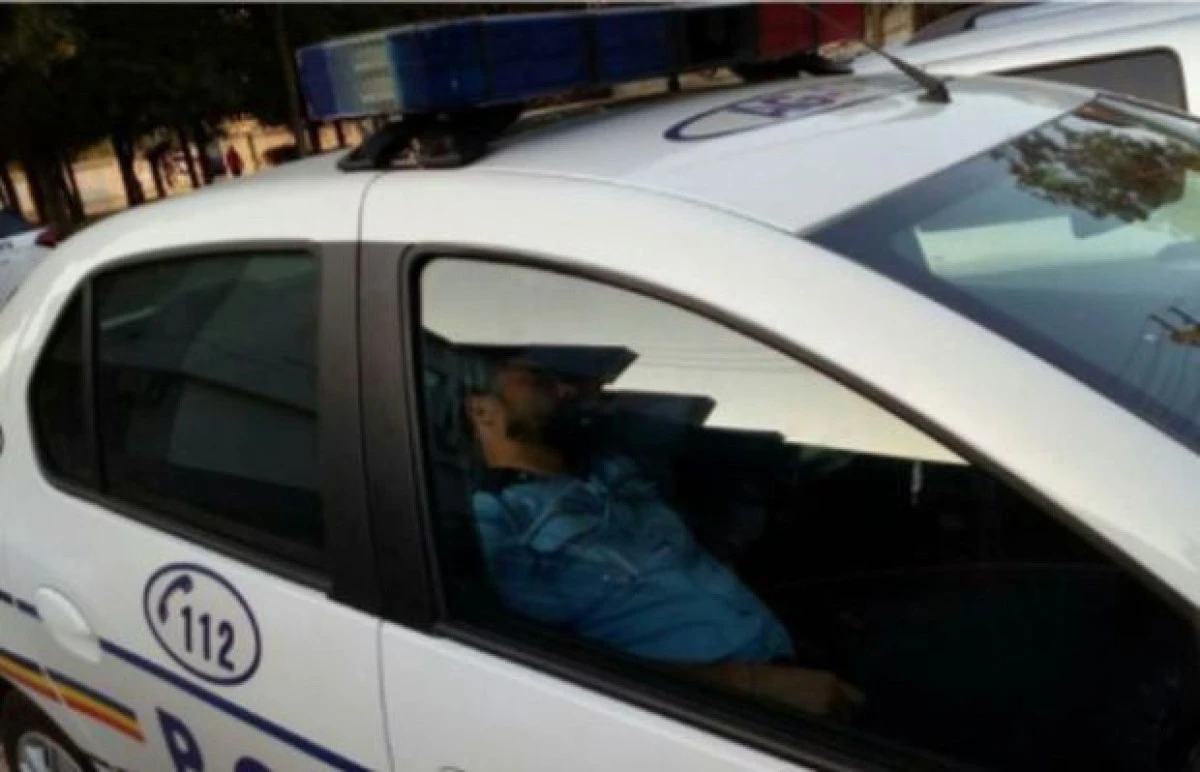 Povestea din spatele pozei cu polițistul care "doarme" în timpul serviciului