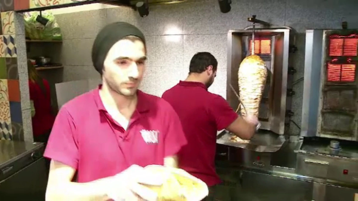 Povestea refugiaților sirieni angajați la un fast-food ardelenesc