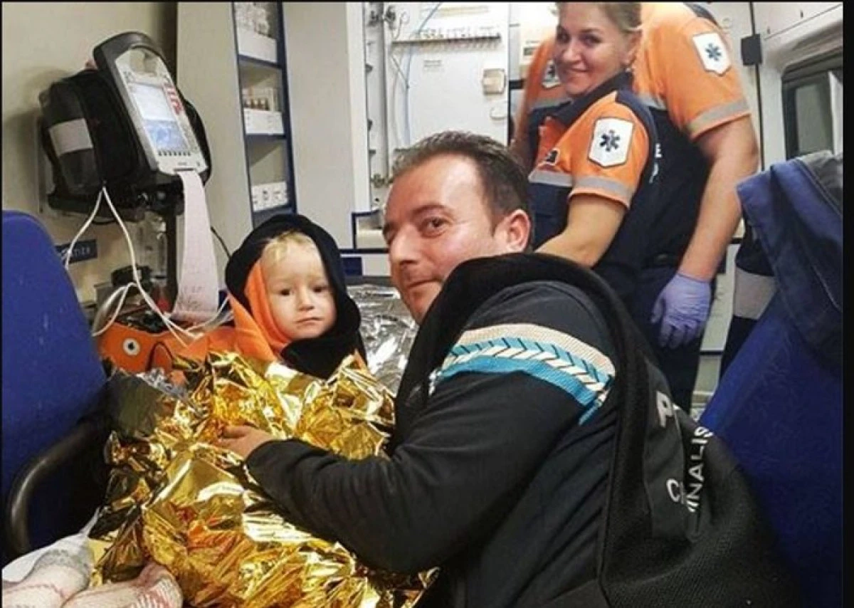 Povestea tristă a fetiței de doi ani rătăcită în pădure și salvată de câini