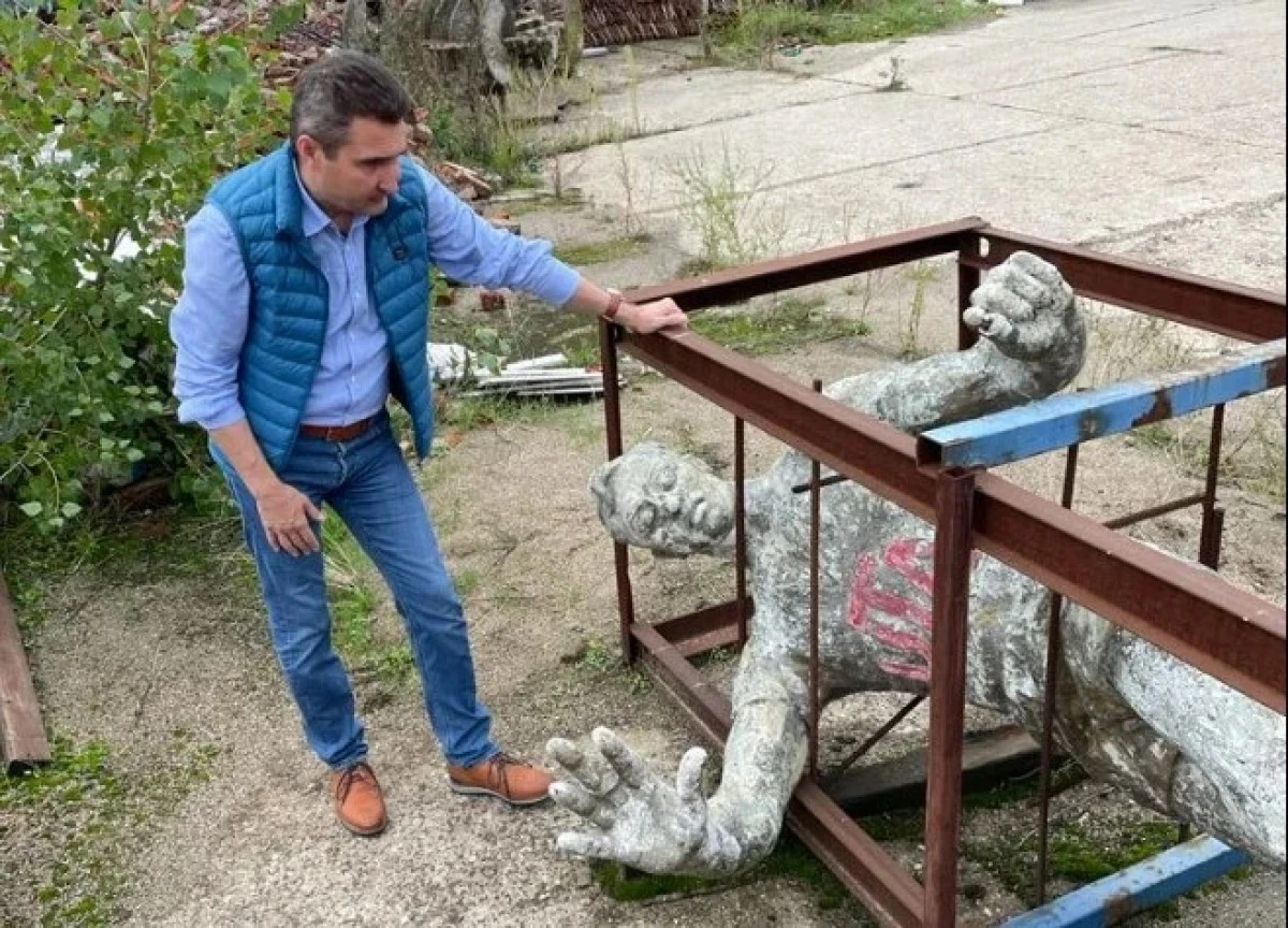 Poveștile lui DrujBibi: Astăzi, despre statuia marelui Petschovschi