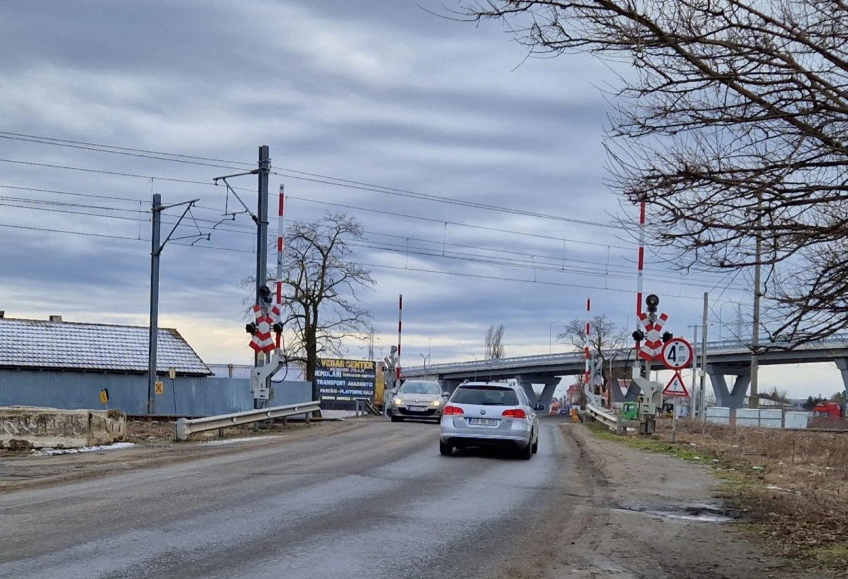 Poveștile lui DrujBibi: Trecerea peste calea ferată de pe strada Șiriei a rămas deschisă