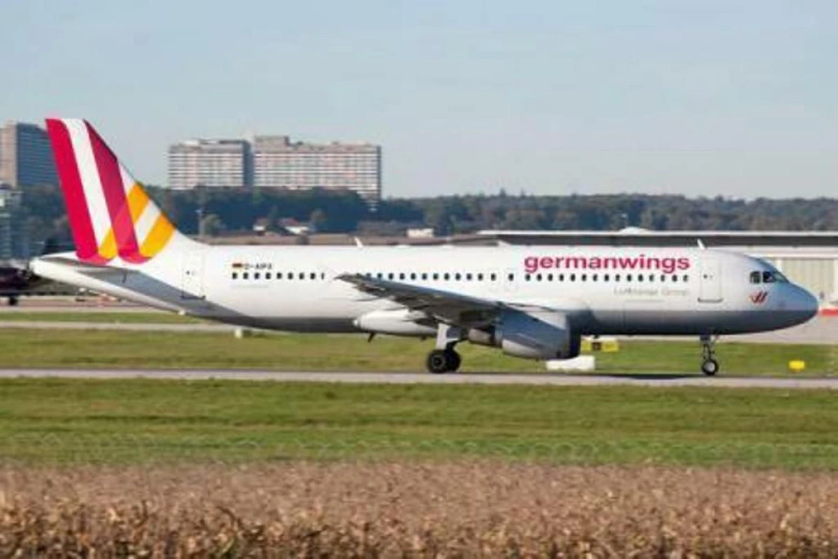 PRABUSIREA AVIONULUI A320: UNUL DINTRE CEI DOI PILOTI, BLOCAT IN AFARA COCKPITULUI