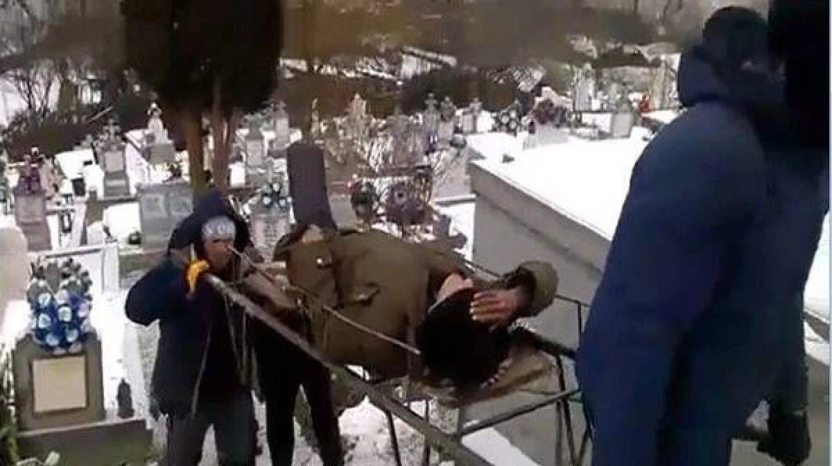 Prea mult și prea des! Bătrân abandonat de copii în cimitir, salvat de străini