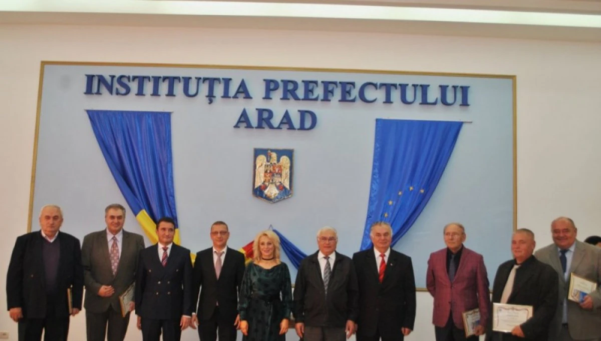 Prefecții postdecembriști au primit diplome de onoare din partea Prefecturii Arad