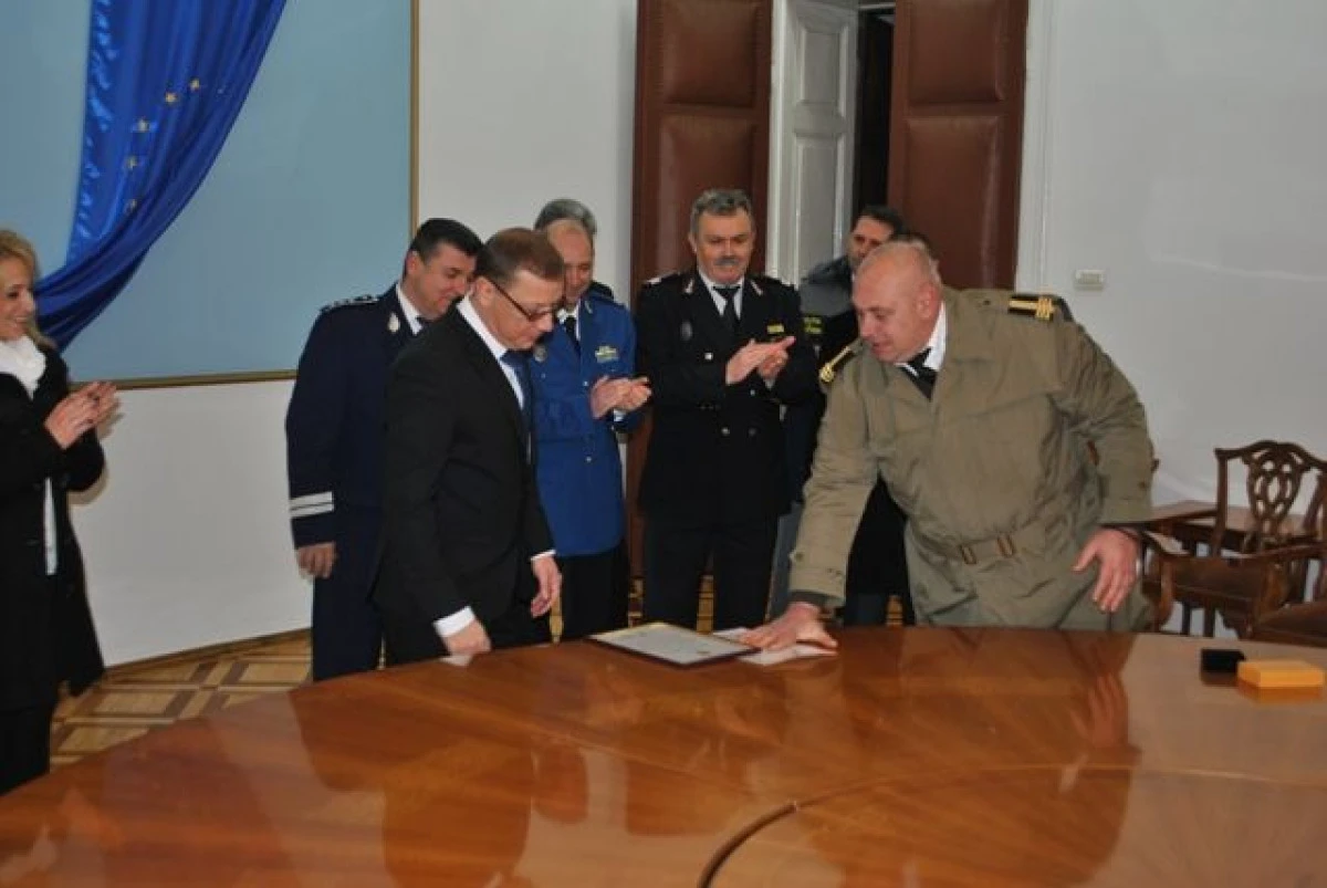Prefectul Pribac a primit o emblemă de merit din partea şefului Armatei Române