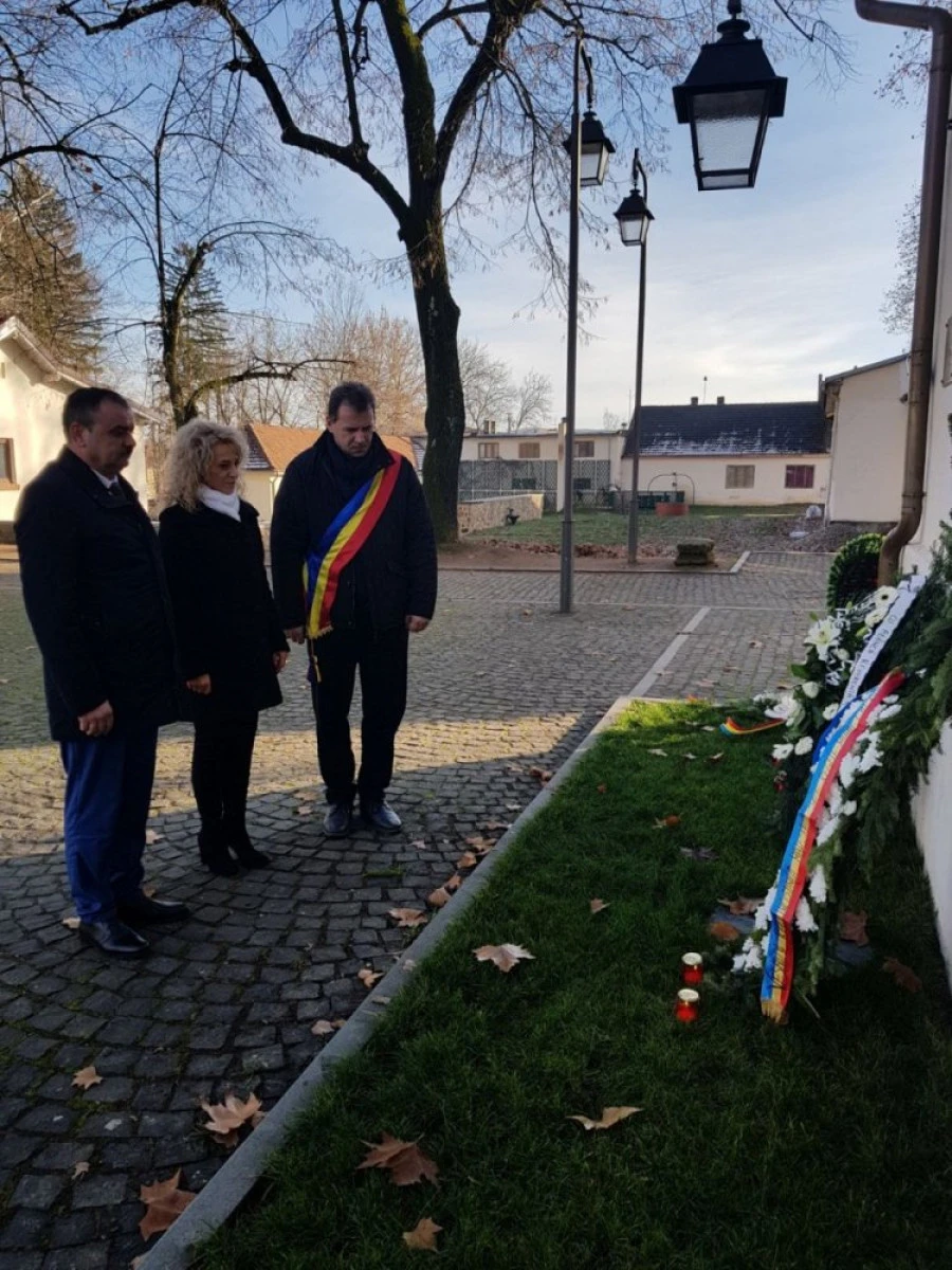 Prefectul și subprefectul au depus o coroană de flori la Castelul de la Săvârșin