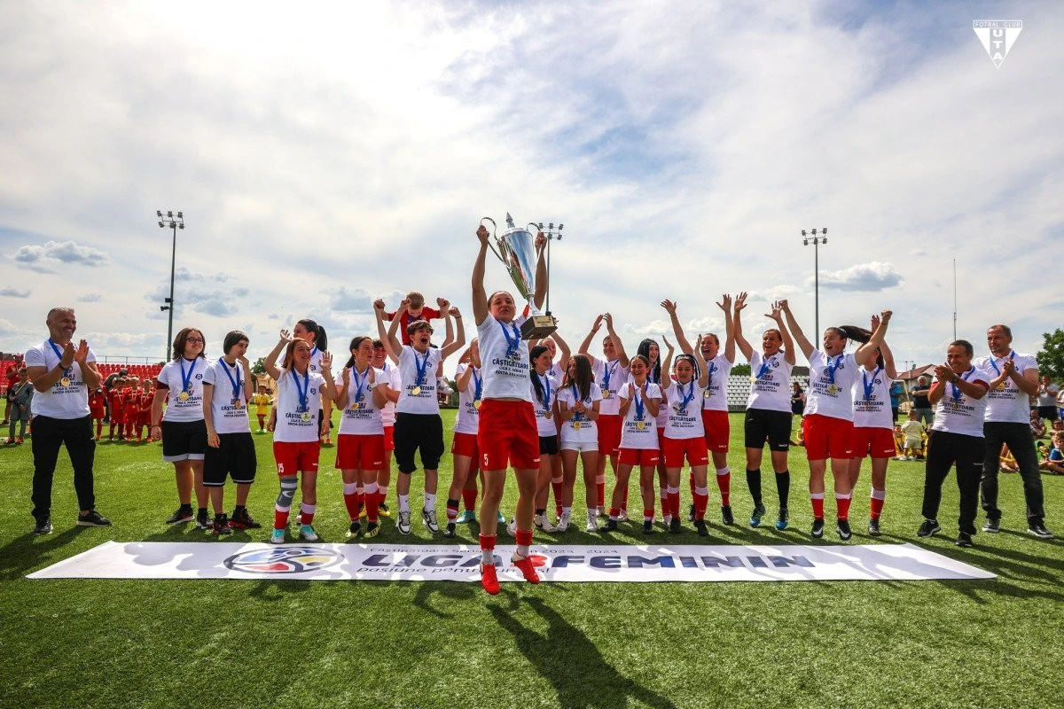 Premiate de FRF, fotbalistele de la UTA au sărbătorit promovarea în liga secundă