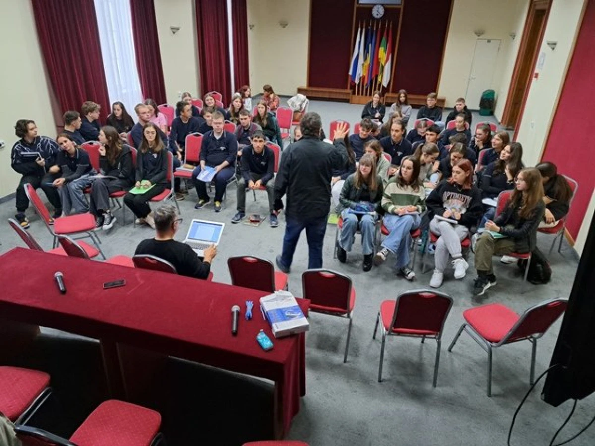 Premieră în România: 43 de elevi au scris, împreună, un poem într-un atelier renshi!