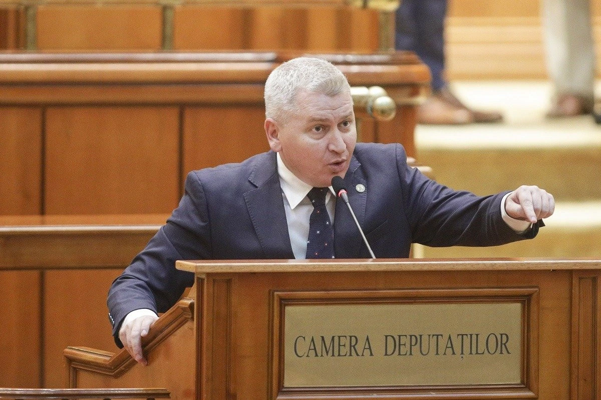 Premierul Ciucă, către ministrul Roman, cel care a inventat că a scris o carte: „Demisia ar fi un gest onorabil”