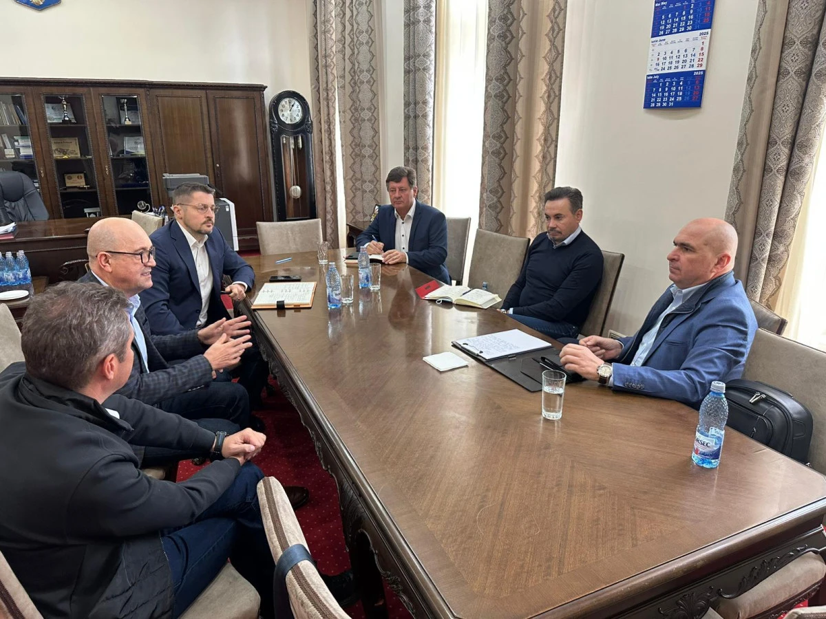 Premierul Ilie Bolojan a venit la Arad. Liberalii l-au ținut departe de ochii presei, dar și de marea "realizare", podul care stă să cadă