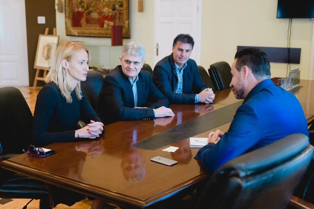Preşedintele Federaţiei Române de Înot,  Camelia Potec, în vizită la Arad