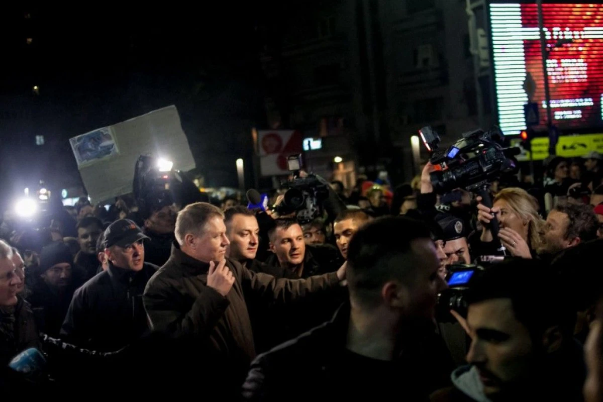 PRESEDINTELE IOHANNIS S-A INTALNIT 20 DE MINUTE CU PROTESTATARII DIN PIATA UNIVERSITATII