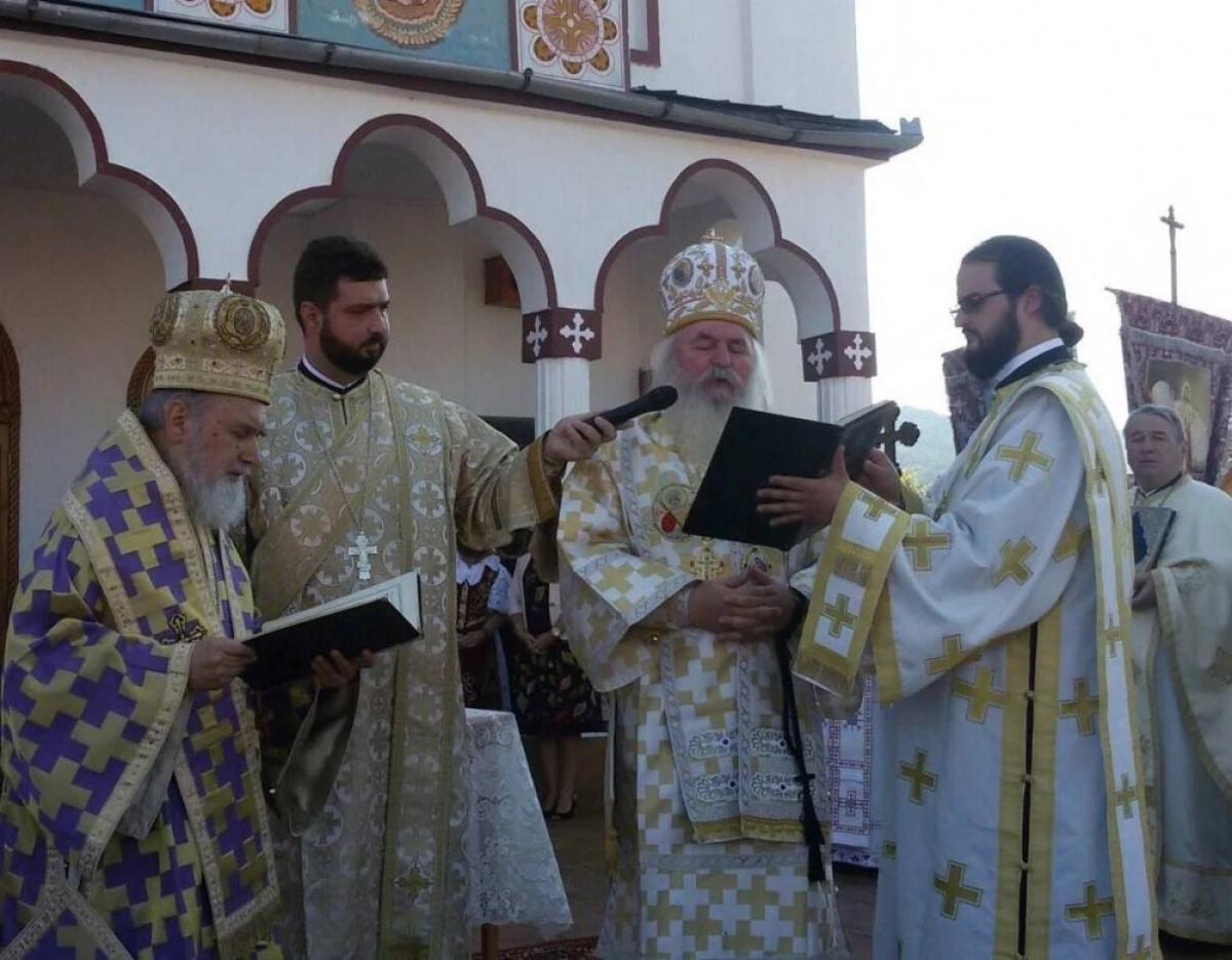 PREZENȚA MITROPOLITULUI BANATULUI ÎN ARHIEPISCOPIA ARADULUI, MOMENT DE MARE BUCURIE DUHOVNICEASCĂ