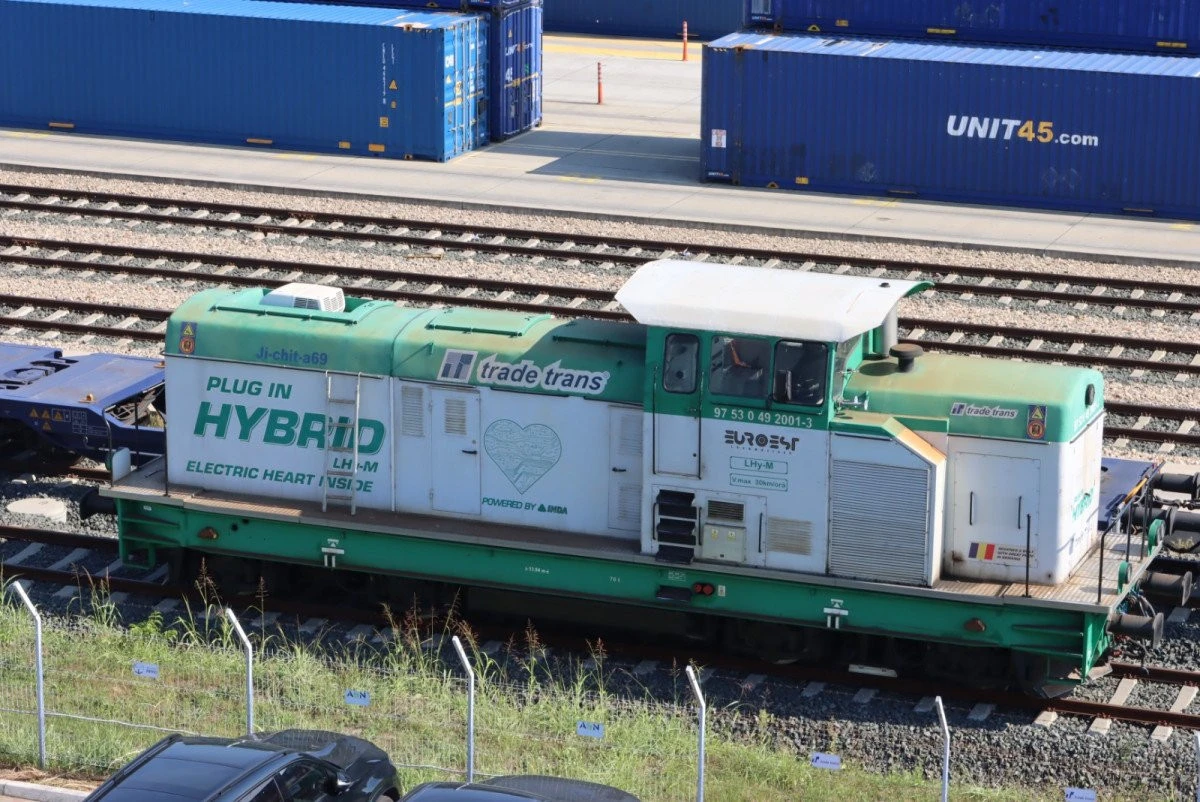 Prima locomotivă hibrid, construită 100% în România, funcționează la Curtici